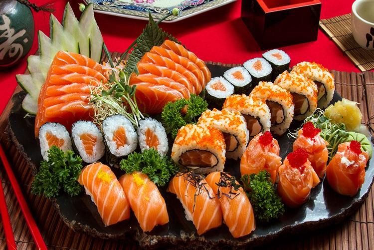 Thưởng thức món sushi truyền thống của Hiroshima