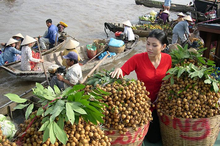 Khám ​phá cuộc sống‍ sinh hoạt của người dân địa phương trên chợ nổi