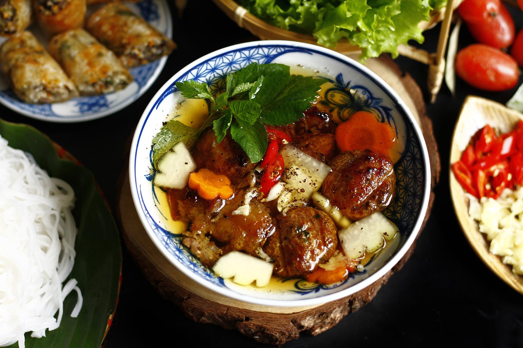 Cảm Nhận Hương Vị Thực Sự Của Bún Chả Tại Mỗi Quán