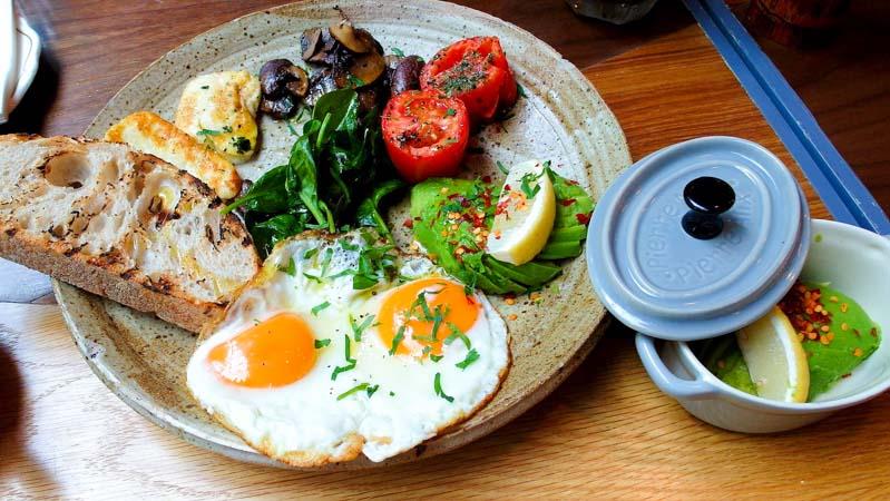 Những món ăn đặc trưng không thể bỏ lỡ khi thưởng thức brunch ở Singapore