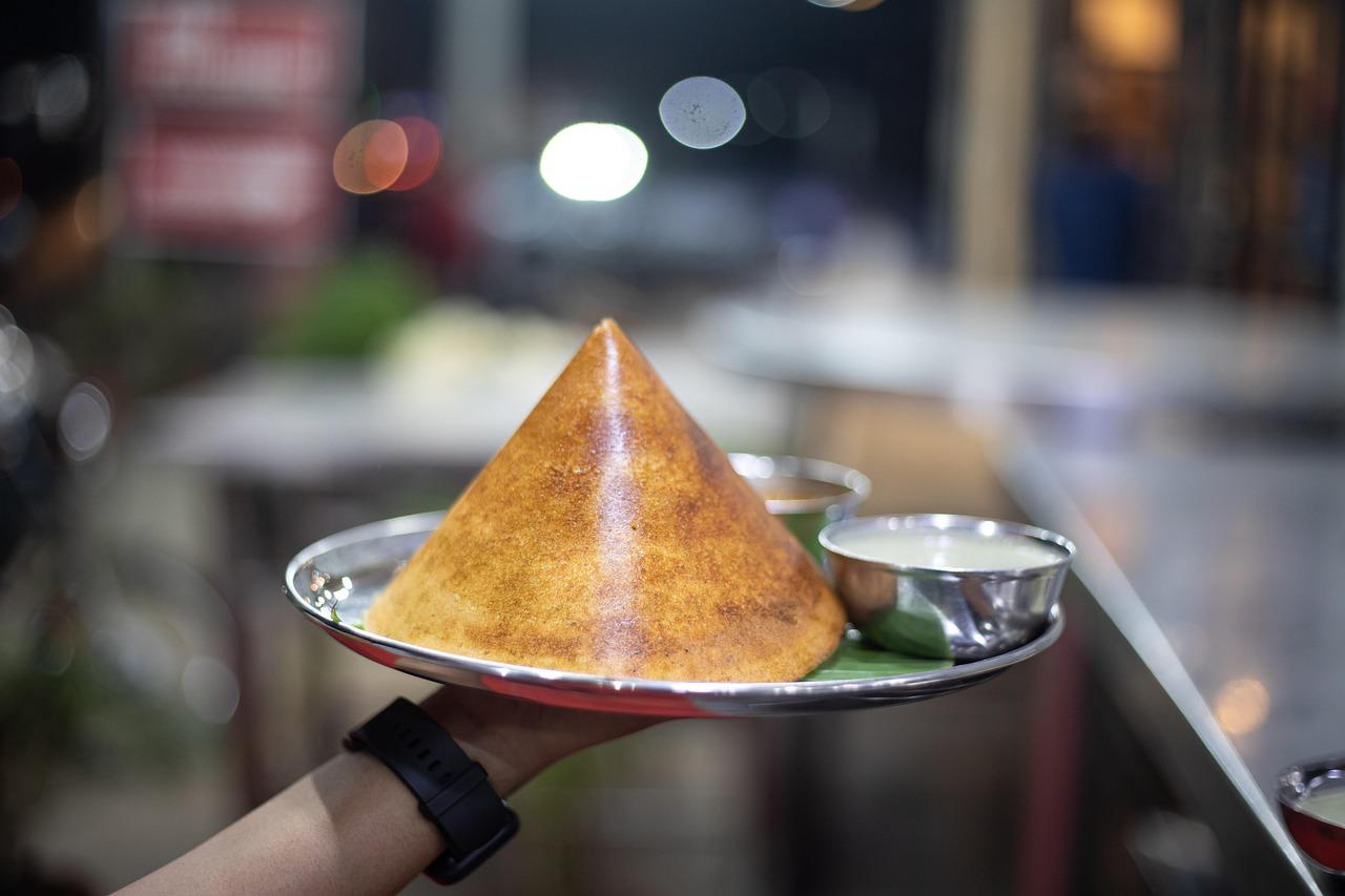 Bữa sáng truyền thống Ấn Độ với dosa và sambar