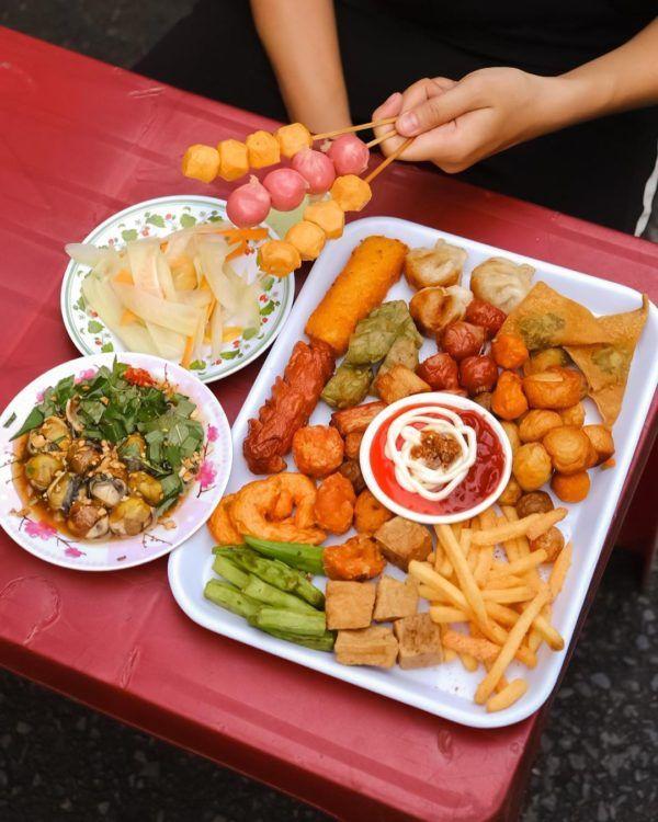 Thử ngay những món ăn vặt hấp dẫn tại chợ Đông Ba