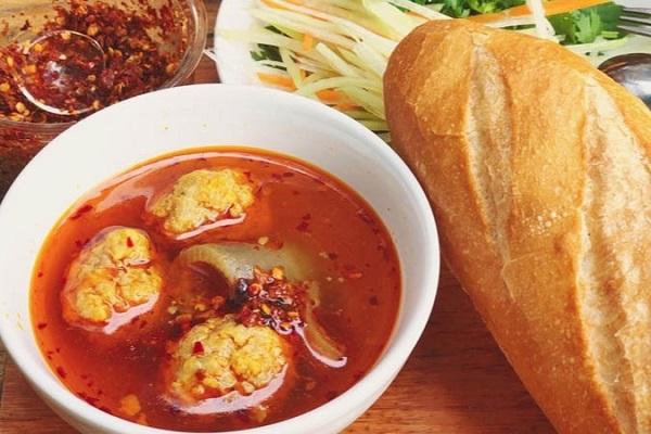 Món Bánh Mì Xíu Mại: Hương Vị Gợi Nhớ Giữa Thành Phố Sương Mù