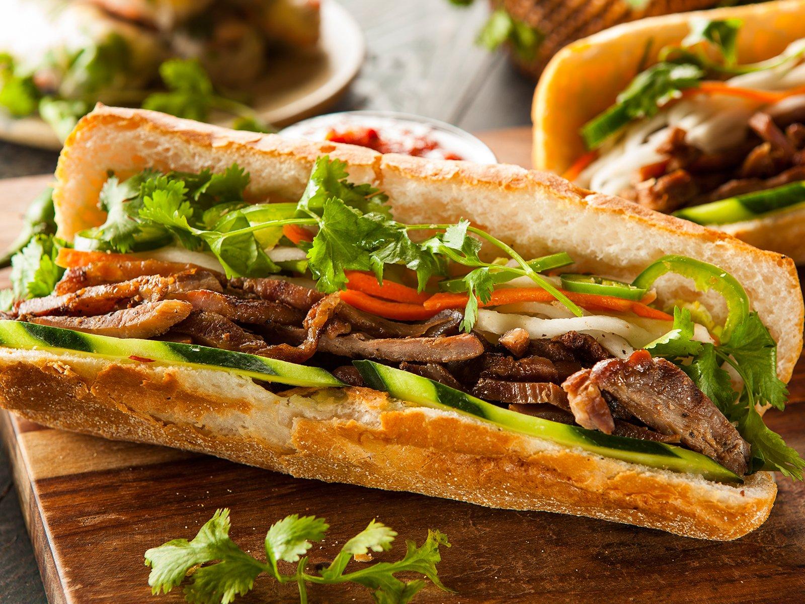 Bánh Mì: Khám Phá Phiên Bản Đặc Biệt Trong Mùa Đông Hà Nội